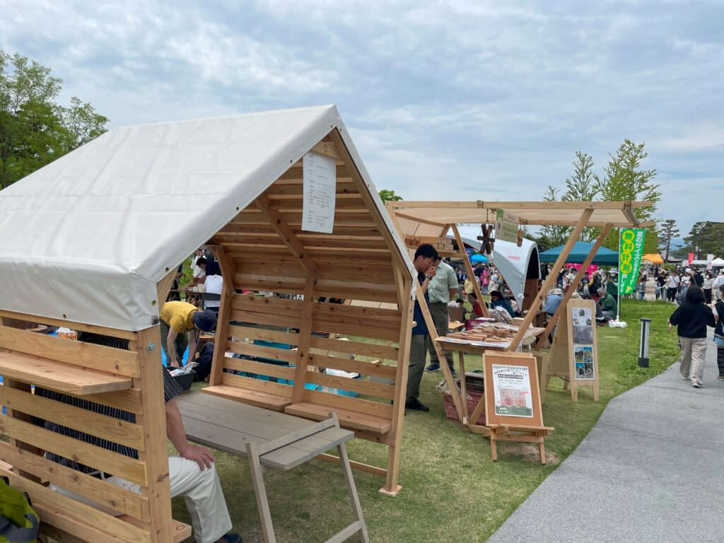 長野県産材で制作された移動式小屋（製品名　CO屋）と屋台（製品名　sail）の写真