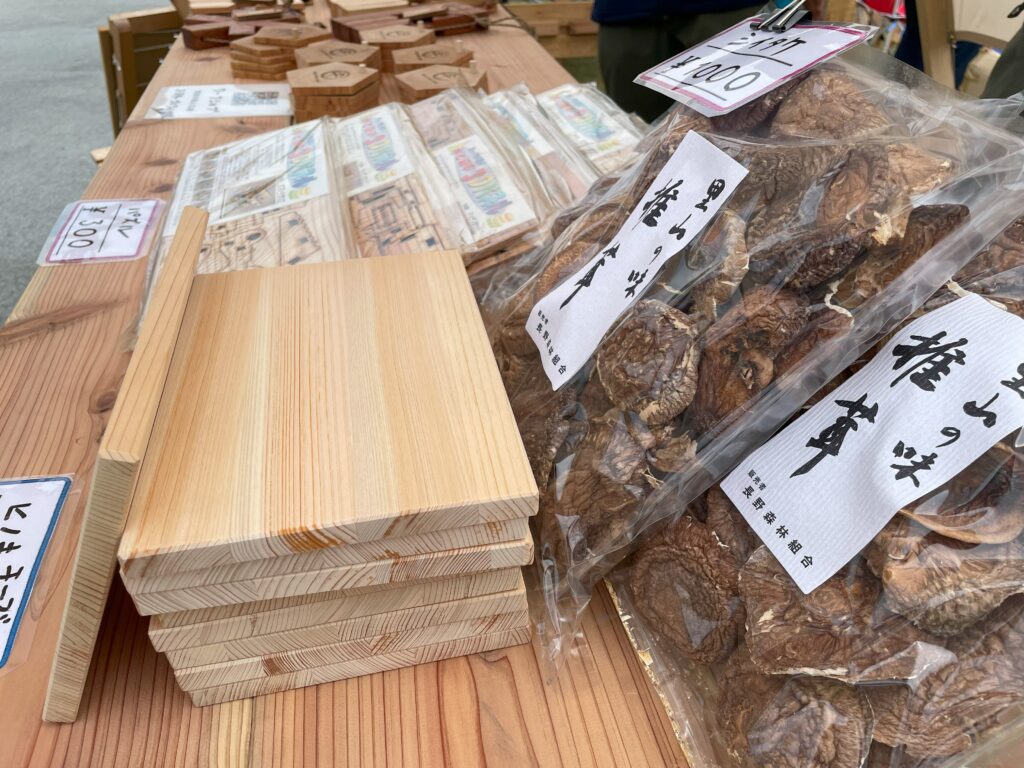 長野森林組合で販売した木工パズルキットとしいたけの写真